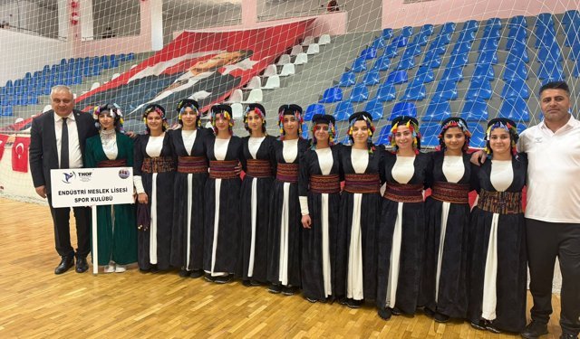 Hakkari Halk Oyunlarında Türkiye finaline yükseldi