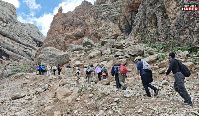 Hakkari'de Doğaseverler Marunus Şelalesi’nde Buluştu