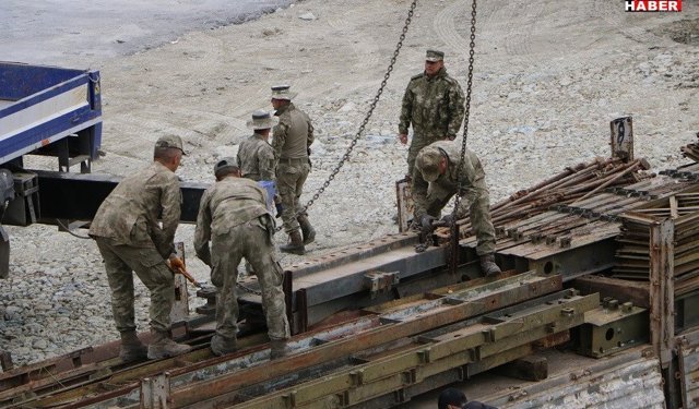 Hakkari'deki Heyelan Bölgesinde Çalışma: Panel Köprü Kuruluyor