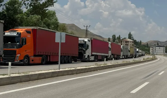 Yüksekova'da sınır kapısında uzun bekleyiş