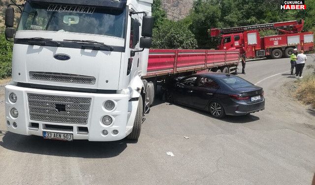 Çukurca'da feci kaza: Otomobil TIR'ın altına girdi, 4 yaralı