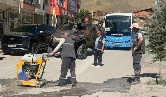 Belediye ekipleri bozulan yolları tek tek yeniliyor