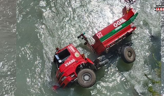 Çukurca yolunda korkutan kaza: İtfaiye aracı suya uçtu