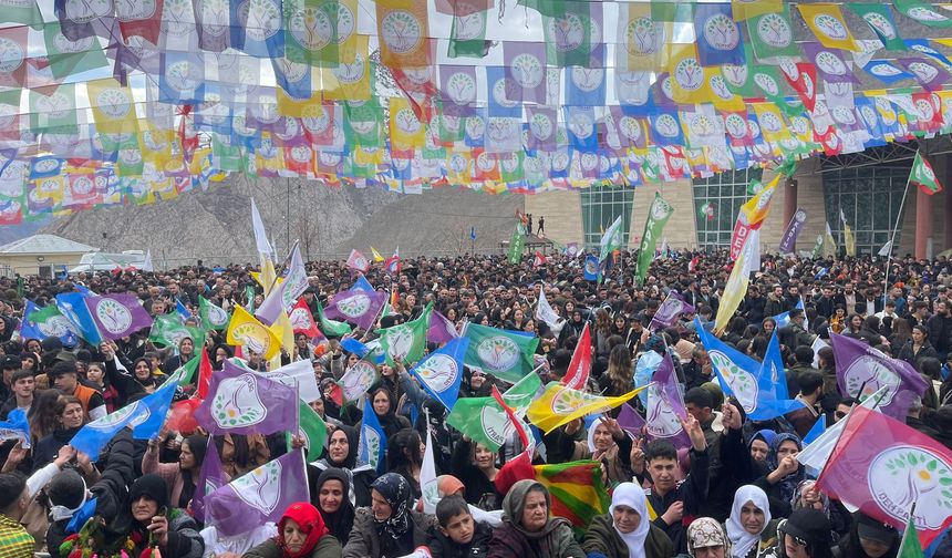 Hakkari'de Newroz’u binler kutladı