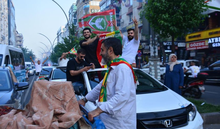 Diyarbakırlılar şampiyonluğu halaylarla kutladı
