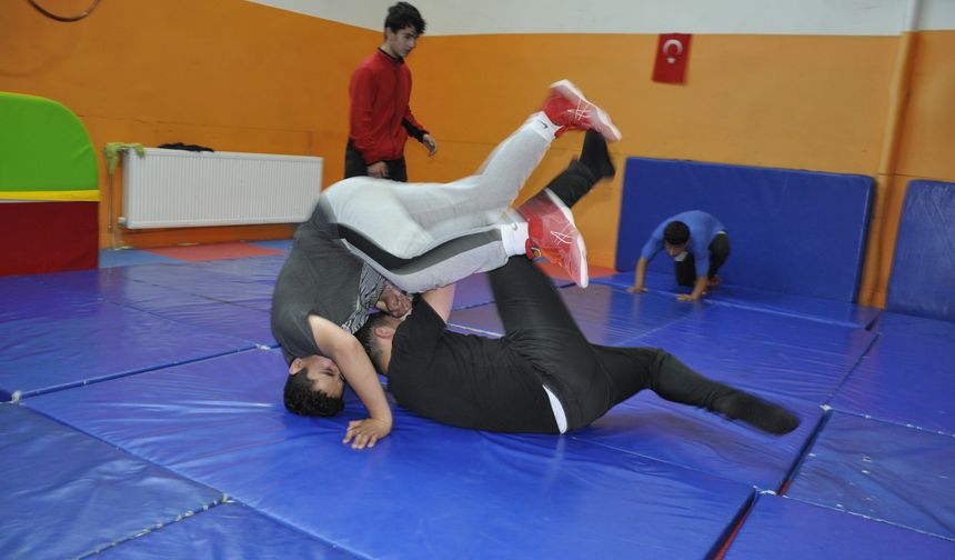 Çukurca'da güreş kursu açıldı