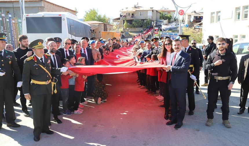 Çukurca'da "Bayrak Yürüyüşü" yapıldı