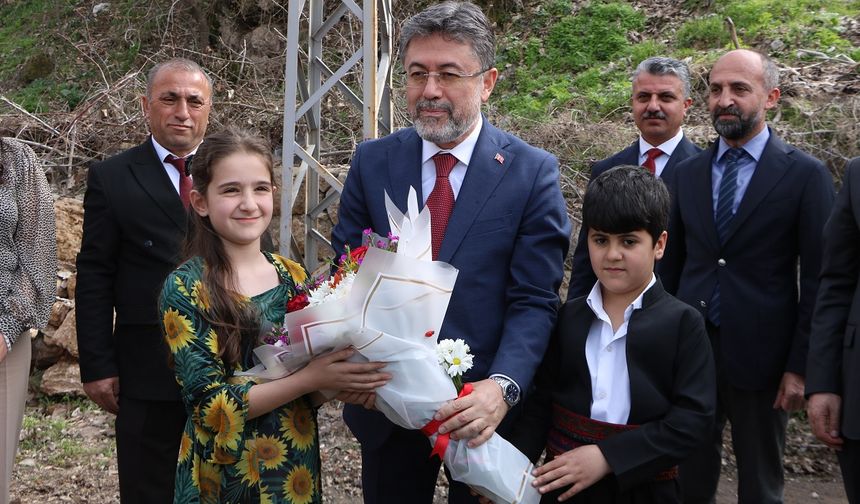 Bakan Yumaklı Çukurca'daki Tarihi yerleri gezdi!