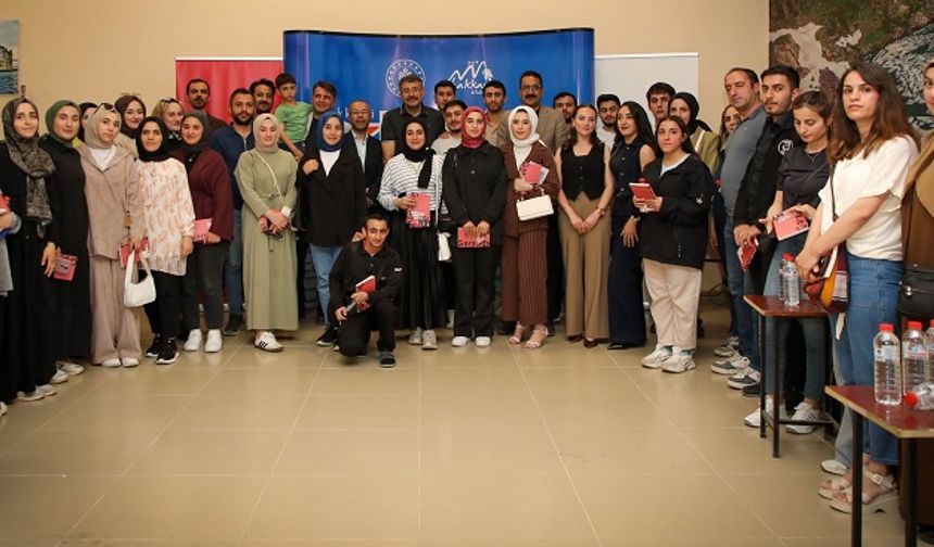 Kitaplarla Kurulan Köprü: Vali Çelik Gençlerle Buluştu