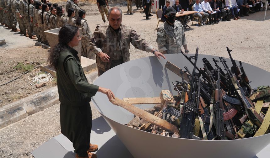 30 kişilik PKK’li grup silahlarını yaktı: İlk kareler