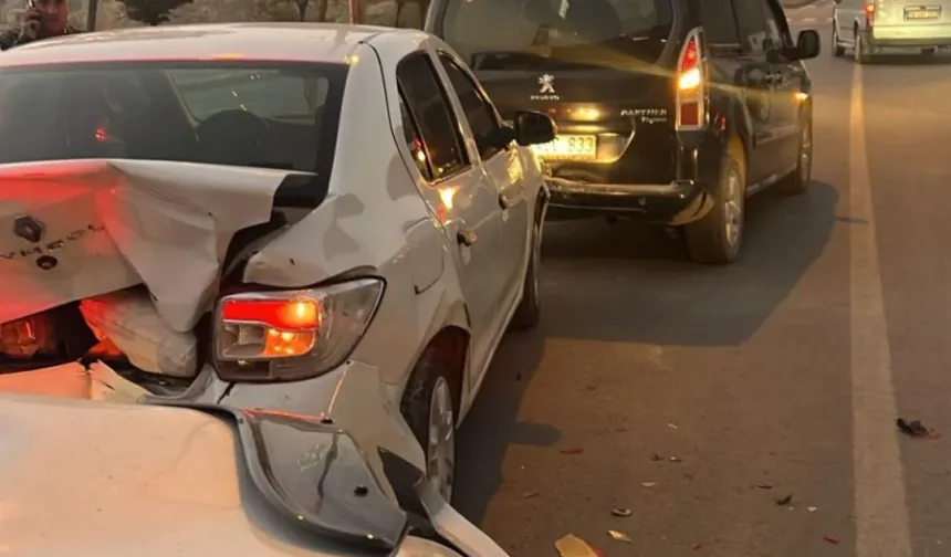 Hakkari’de Zincirleme Kaza: 4 Araçta Maddi Hasar Oluştu