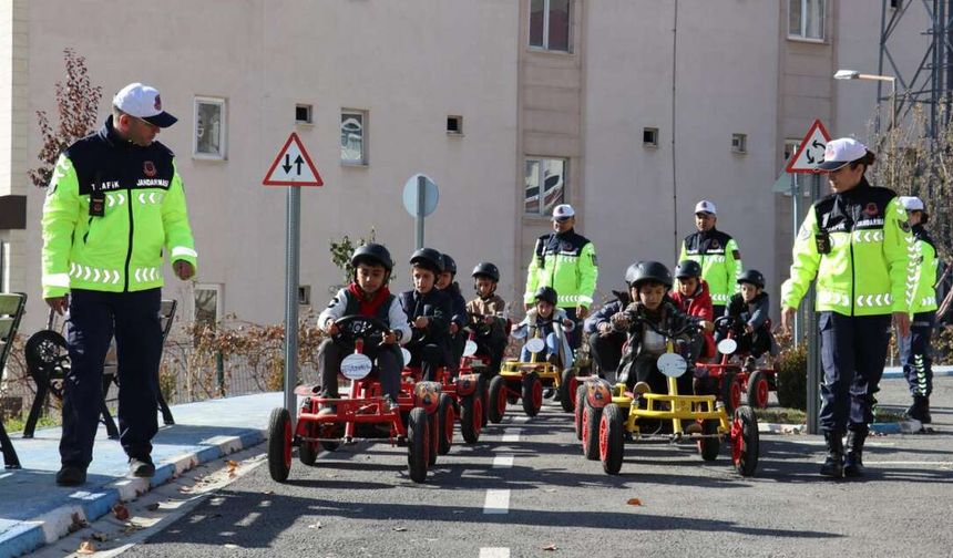 Hakkari’de Miniklere Hem Eğlenceli Hem Öğretici Trafik Eğitimi