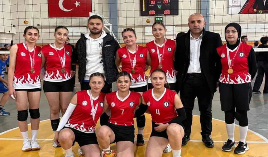 Yüksekova’da Okullar Arası Kızlar Voleybol Turnuvası Tamamlandı!