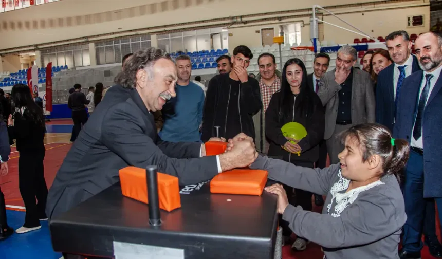 Hakkari üniversitesinde özel gereksinimli bireyler için spor şenliği düzenlendi