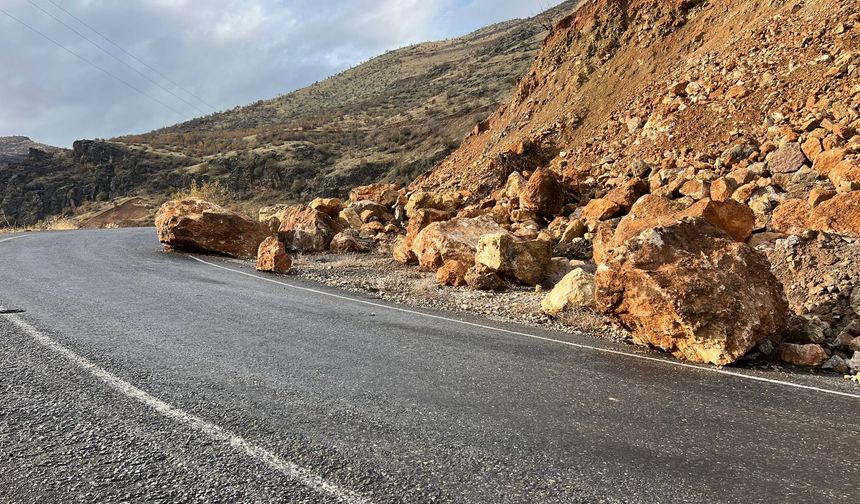 Çukurca–Üzümlü Yolunda Kaya Tehlikesi!