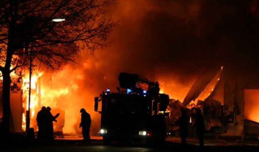 Yüksekova’da mahalleyi ayağa kaldıran yangın: Kazan dairesi alev topuna döndü