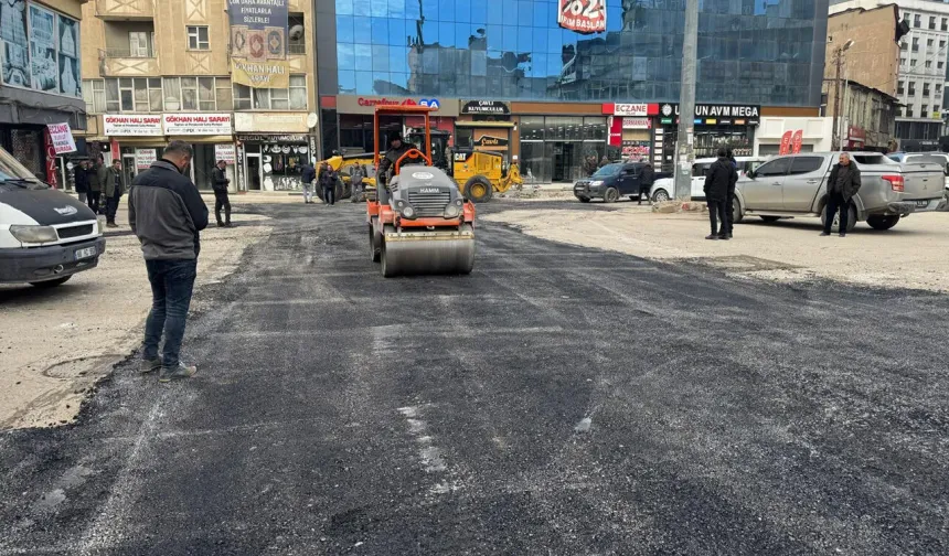 Yüksekova’da bozulan yollar onarılıyor