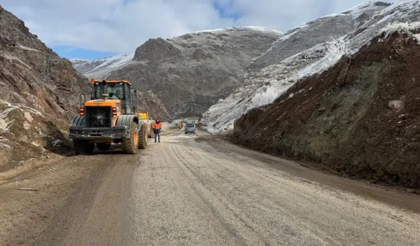 Hakkari Yüksekova  kara yolunda heyelan