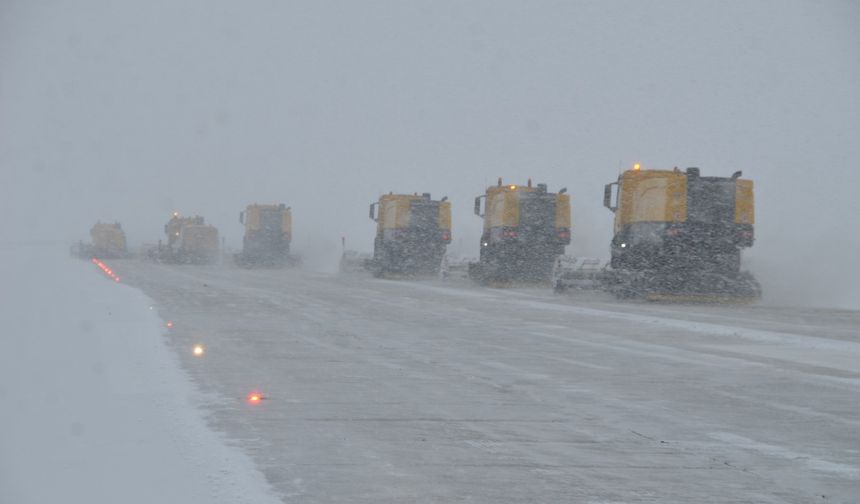 Sağanak yağış Yüksekova’da hava trafiğini olumsuz etkiledi
