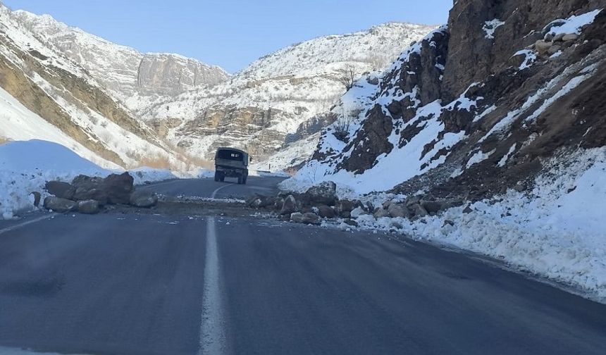 Çukurca karayoluna dev kayalar düştü