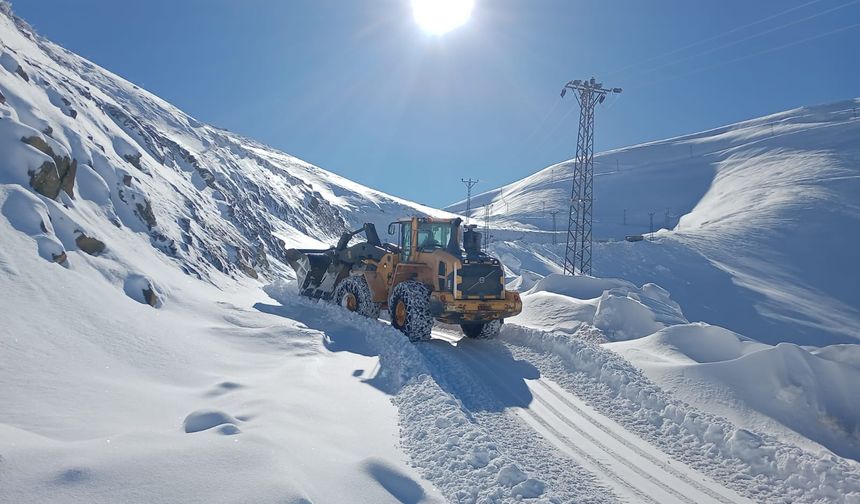 Hakkari’de Kar Yağışı Ulaşımı Vurdu: 42 Yerleşim Yerinin Yolu Kapandı