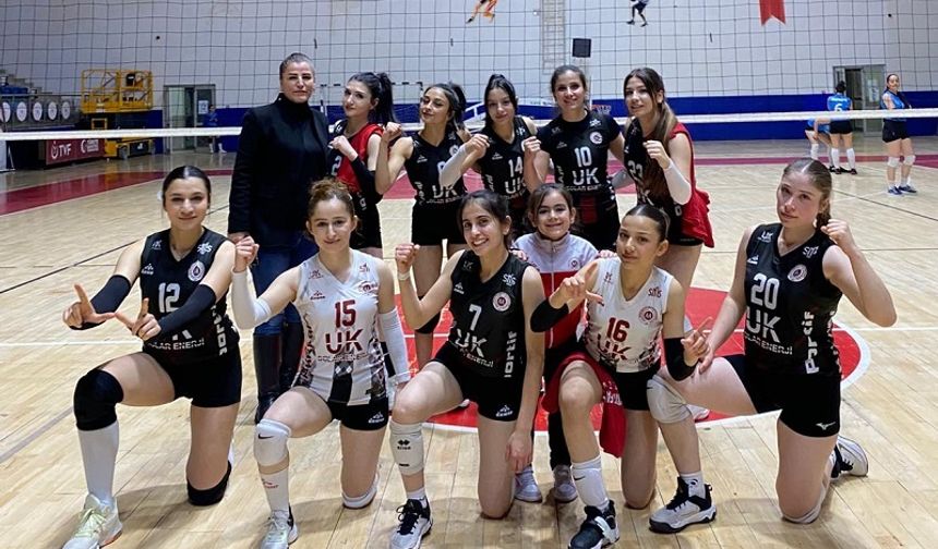 Hakkari Kadın Voleybol Takımı Sezonu Galibiyetle Kapattı