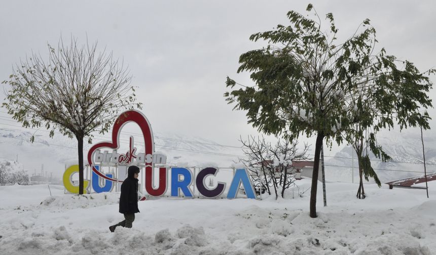 Çukurca’da Kar Yağışı Hayatı Olumsuz Etkiledi