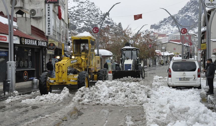 Çukurca belediyesi, kar temizleme ve taşıma çalışmalarına devam ediyor