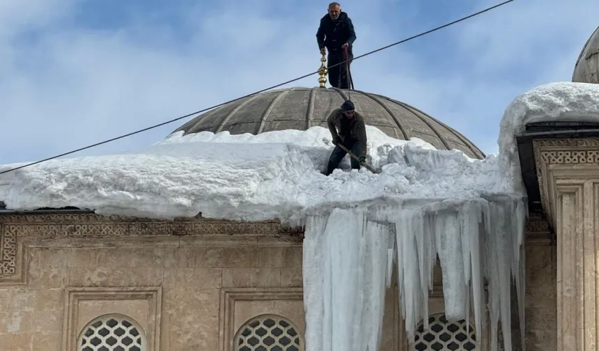 Yüksekova’da  kar ve buz temizleme  mesaisi