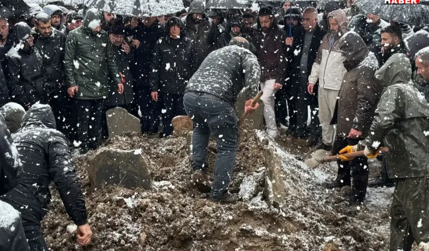 Kazada Hayatını Kaybeden Aynı Aileden 3 Kişi Toprağa Verildi