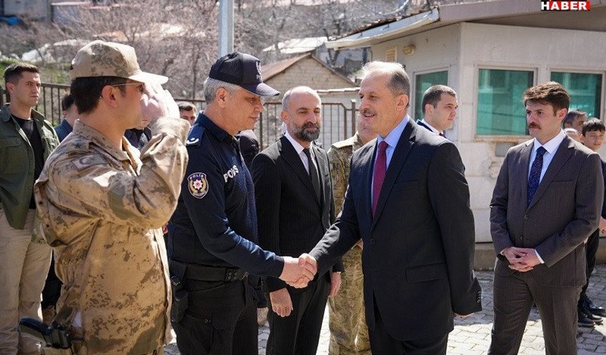 Vali Taşyapandan, Çukurca Belediyesi ve Kaymakamlığa Ziyaret!