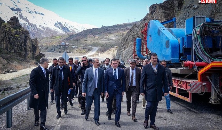 Hakkâri–Van Karayolu’ndaki Heyelan Bölgesinde Çalışmalar Sürüyor