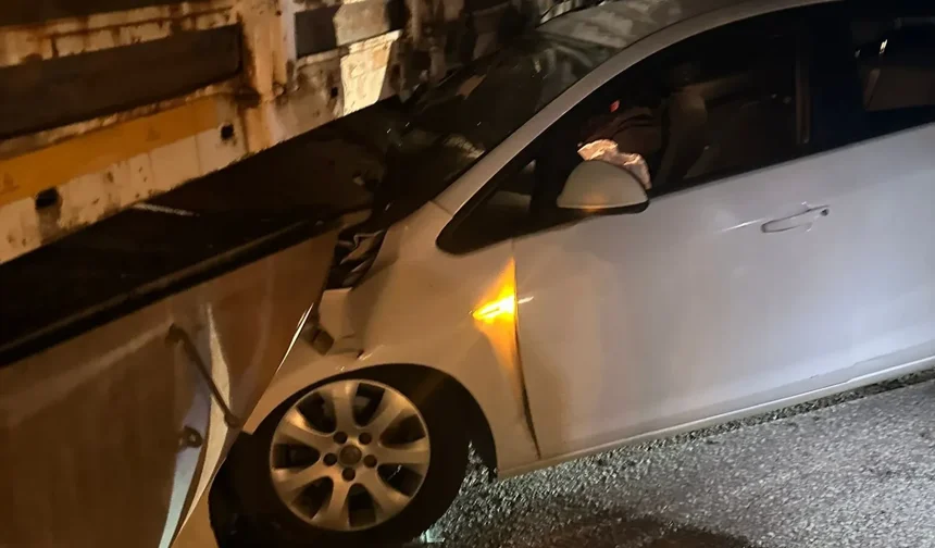 Yüksekova’da otomobil tırın altına girdi: 2 yaralı