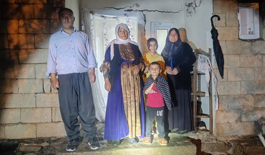 Çukurca’da toprak evler çökmek üzere