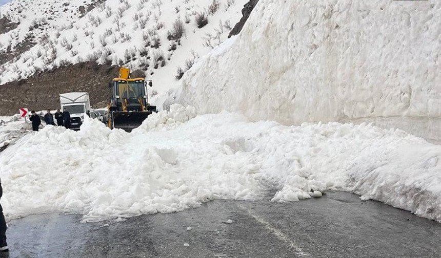 Hakkari-Şırnak Yolunda Çığ Engeli