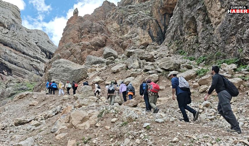 Hakkari'de Doğaseverler Marunus Şelalesi’nde Buluştu
