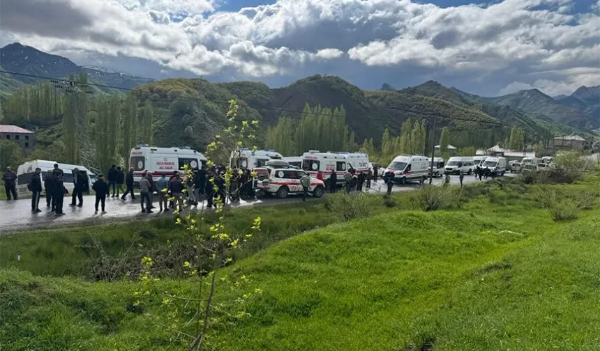 Şemdinli’de İşçi Minibüsü Kaza Yaptı: 7 Yaralı