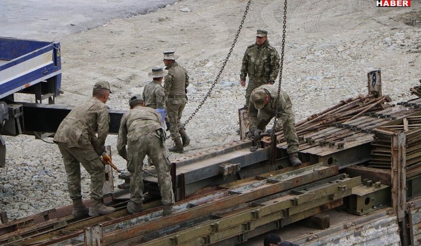 Hakkari'deki Heyelan Bölgesinde Çalışma: Panel Köprü Kuruluyor