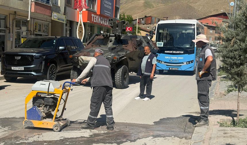 Belediye ekipleri bozulan yolları tek tek yeniliyor